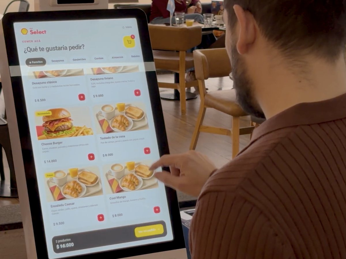 Estaciones de servicio 10 Cliente usando el tótem de autoservicio