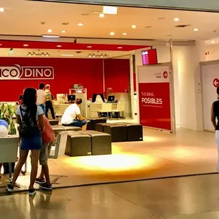 Salón de atención de Banco Dino, con el tótem de autogestión junto a la línea de cajas